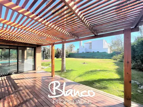 Casa en Venta con 3 cocheras