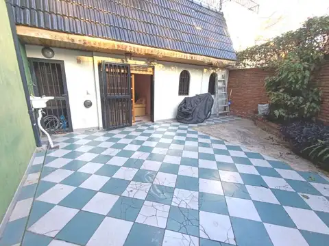 CASA Esq.2Ptas.PB Patio Garaje-hall-LCdor.Ccina Comedor-2Hab.Baño *P.ALTA:2Hab+Lav.Cub Quincho Tza.