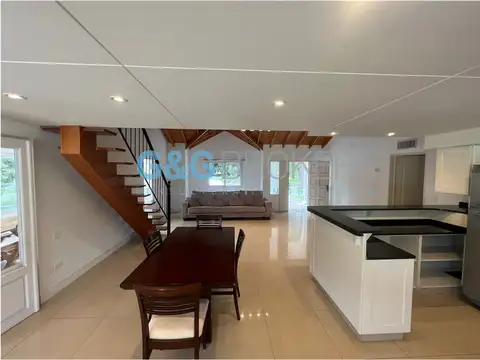 Casa en Venta con 3 cocheras
