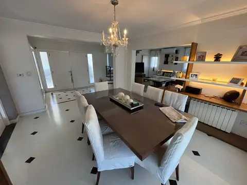 Casa en Alquiler con 2 cocheras