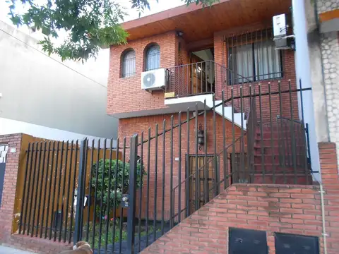 Excelente PH de 3 ambientes con buena vista urbana