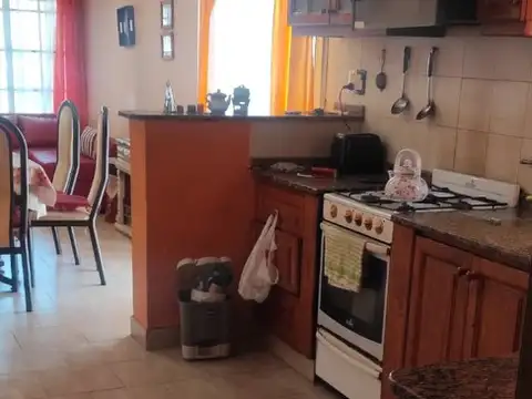 Casa 6 ambientes con 2 baños