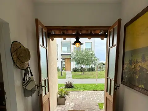 Casa 4 ambientes con 2 baños