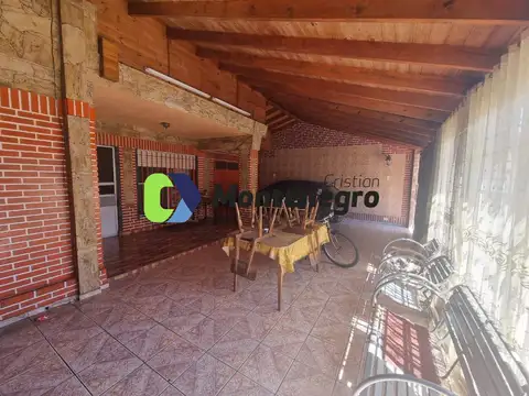 Casa 6 ambientes con 2 baños