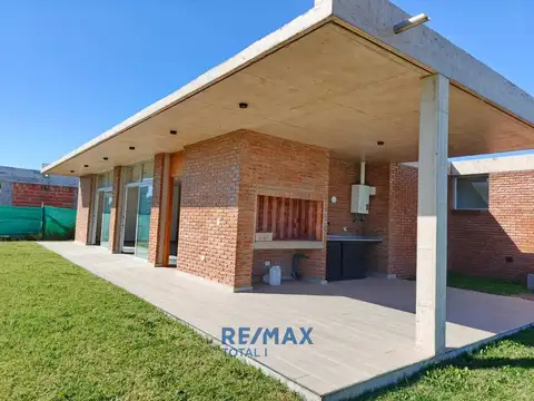 Casa 4 ambientes con 2 baños