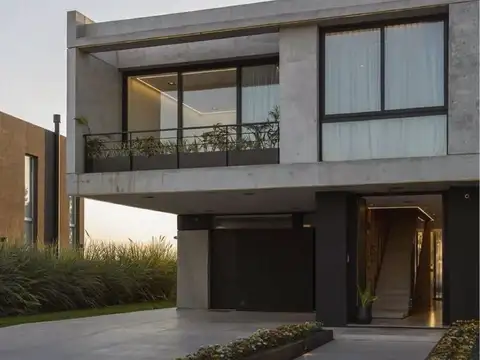 Casa en venta c/ cochera en Canning