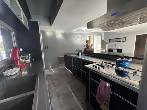 Casa 6 ambientes con 4 baños