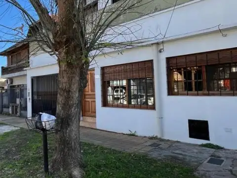 PH AL FRENTE, TOTALMENTE INDEPENDIENTE, 2 DORM + ESCRITORIO, TOIL, BÑO, PATIO, COCHERA