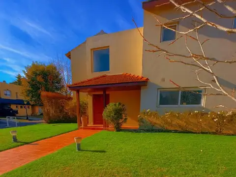 Casa 5 ambientes con 3 baños