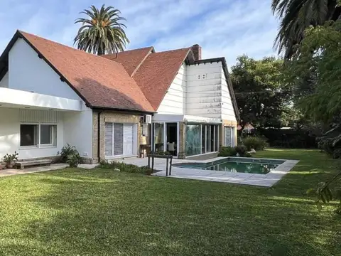 Casa en Venta Sobre Lote de 1.224 m² ubicado en Martínez, San Isidro - Jardín y Pileta