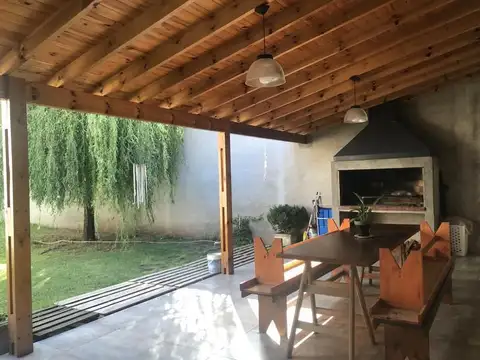 Casa en Venta con 2 cocheras