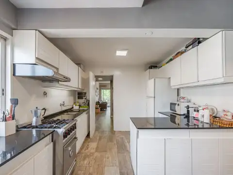 Alquiler Depto. 3 ambientes, con cochera, Coghlan.