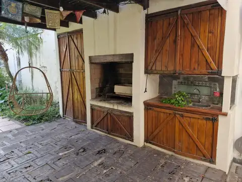 Casa 9 ambientes con 5 baños