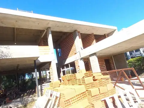 EN VENTA! EN BARRIO PRIVADO - IMPORTANTE CASA A TERMINAR