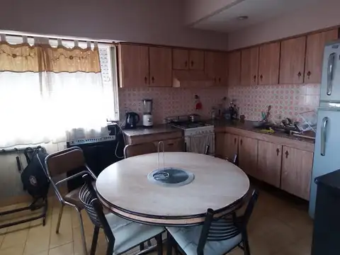 CASA 4 AMB. EN PRIMER PISO Y 3 LOCALES Y ESPACIO DE TERRENO