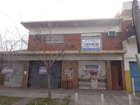 CASA 4 AMB. EN PRIMER PISO Y 3 LOCALES Y ESPACIO DE TERRENO