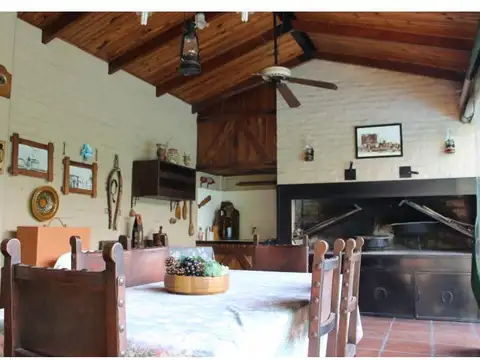 Excelente inmueble en venta con local comercial