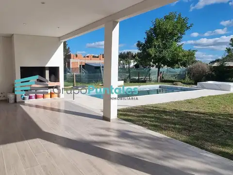 Casa en Venta con 2 cocheras