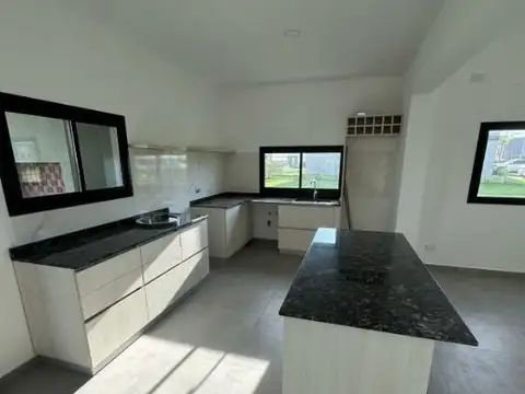 Casa 4 ambientes con 3 baños