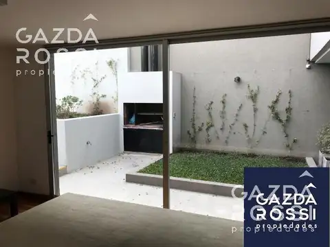 COCHERA SEMICUBIERTA EN ALQUILER.