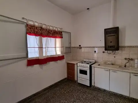 Excelente inversión 2 Locales de 45 mts c/u vivienda 3 amb. 80 mts. y amplio jardín de 225 mts.