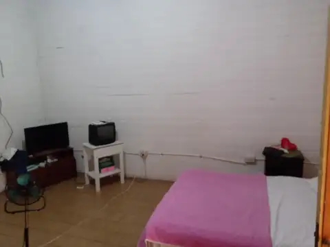 CASA DE 3 AMBIENTES CON PATIO . MANUEL OCANTOS 489, ESQUINA RICARDO GUTIERREZ, AVELLANEDA