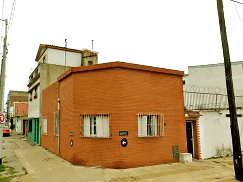 CASA DE 3 AMBIENTES CON PATIO . MANUEL OCANTOS 489, ESQUINA RICARDO GUTIERREZ, AVELLANEDA