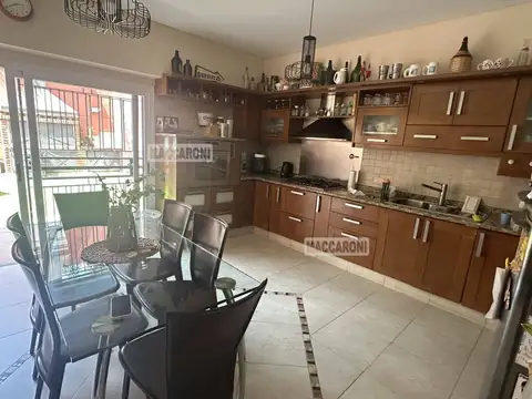 Casa 4 ambientes con 3 baños