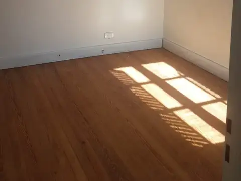 Venta de Casa Excelente 4 Ambientes con patio reciclada a nuevo en Liniers