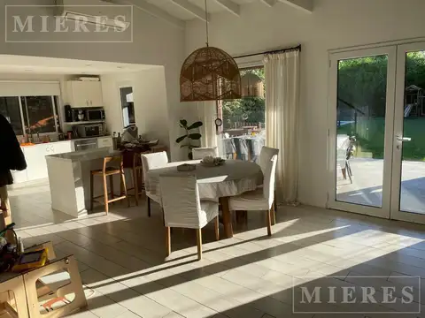 Casa 4 ambientes con 2 baños