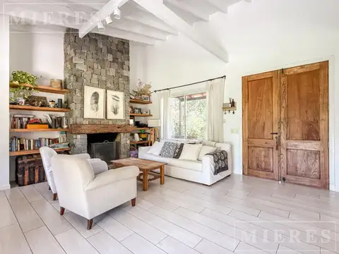 Casa 4 ambientes con 2 baños