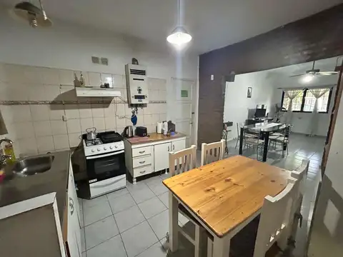 Garibaldi 3600, casa de dos dormitorios, cochera, patio.