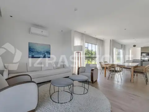 Casa en Alquiler con 2 cocheras