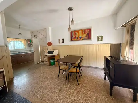 CASA EN VENTA 2 DORMITORIOS + LOCAL COMERCIAL