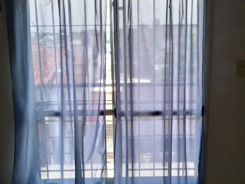 VENDO EXCELENTE MONOAMBIENTE SUBDIVIDIDO EN CASTELAR SUR 