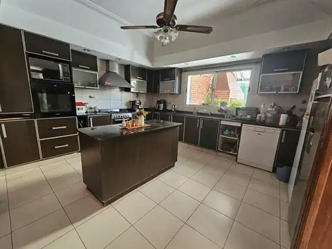 Casa 9 ambientes con 4 baños