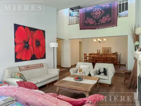 Casa en Venta con 2 cocheras