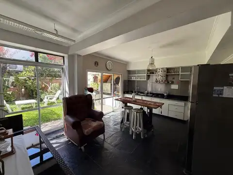 Casa 4 ambientes con 2 baños
