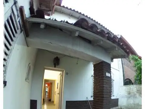 OPORTUNIDAD!CHALET CASTELAR CTRO337m2, 2 PTAS 240M2 LOTE 40 X8,66,7 AMB+GARAGE+JARDIN *APTA EMPREND