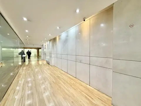 Oficina 9 ambientes con 4 baños