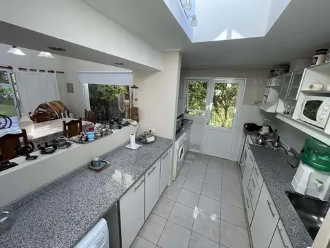 Venta de vivienda en excelente estado , ubicada en barrio Golf Chascomus Country Club