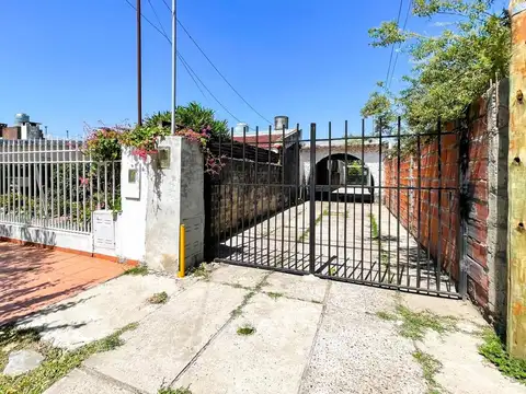Casa de dos dormitorios, fondo con verde.Impecable