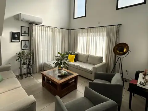 Casa en venta 3 dormitorios c/ cochera en Santo Tomas Pilar