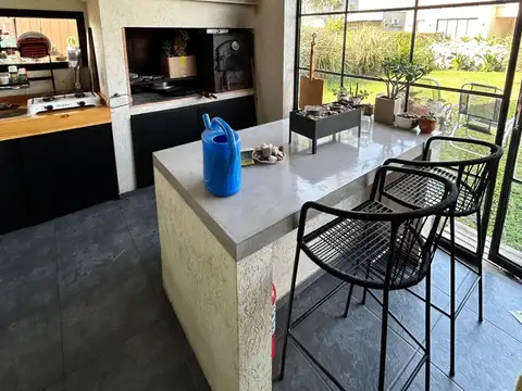 Casa 4 ambientes con 3 baños