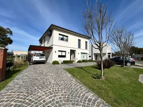 Casa en venta 3 dormitorios c/ cochera en Santo Tomas Pilar