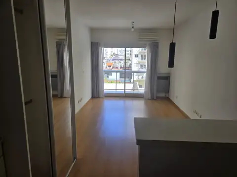 Amplio Monoambiente con Balcón, sin muebles, Excelente Ubicación Sum Parrilla