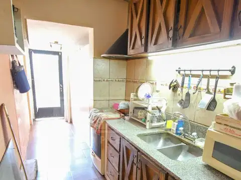 Casa 6 ambientes con 2 baños