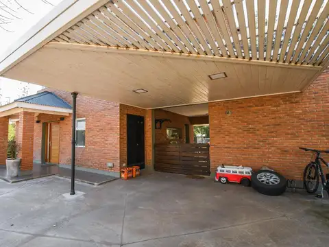 Casa en Alquiler con 2 cocheras