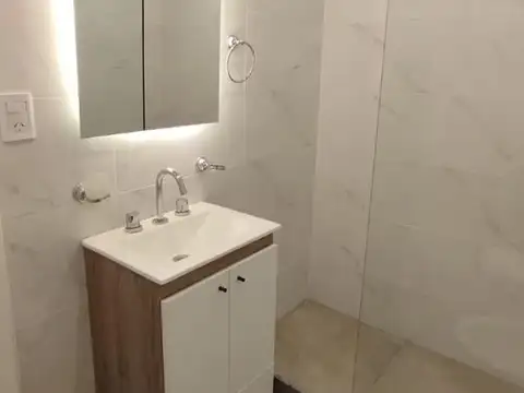 Depto 1 amb a la calle con balcón