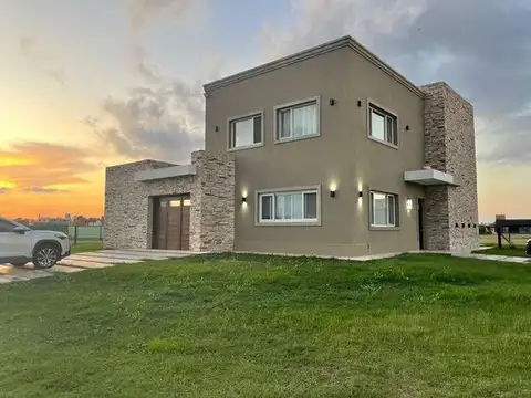 Excelente casa en Venta en el Barrio La Alameda